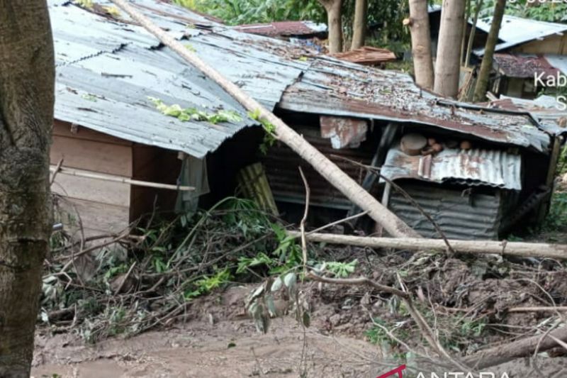 Tanah longsor menyebabkan kerusakan rumah warga di Soho, Banggai Tanah longsor menyebabkan kerusakan rumah warga di Soho, Banggai