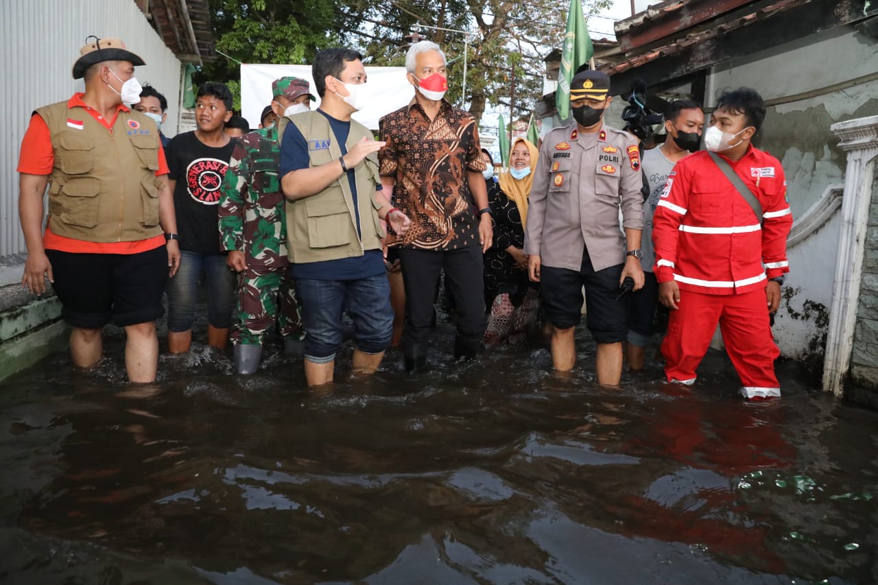 Gembiranya pengungsi rob Pekalongan didatangi Ganjar: <i>tumbaske chicken</i> Pak!