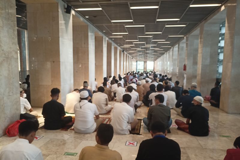 Masjid Istiqlal penuh sesak saat pelaksanaan Salat Id