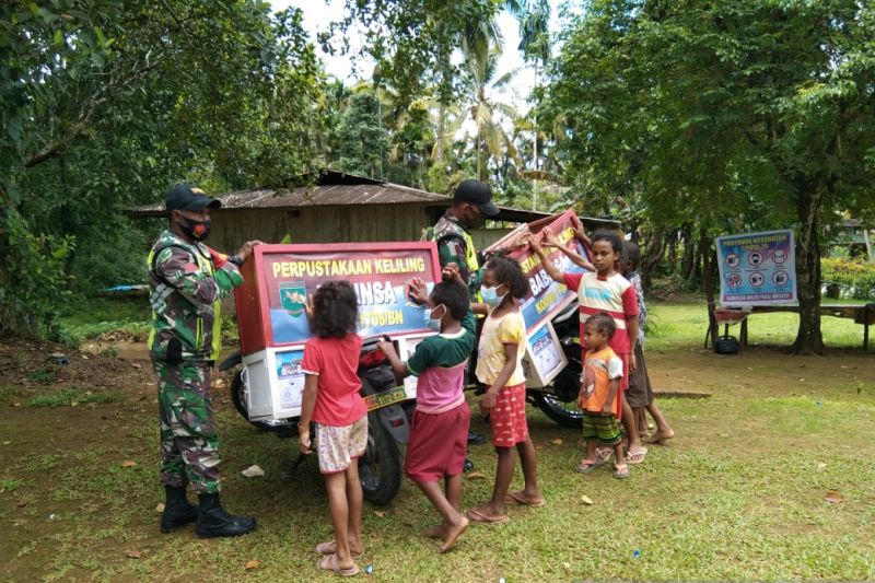 Babinsa beri semangat anak belajar melalui perpustakaan keliling