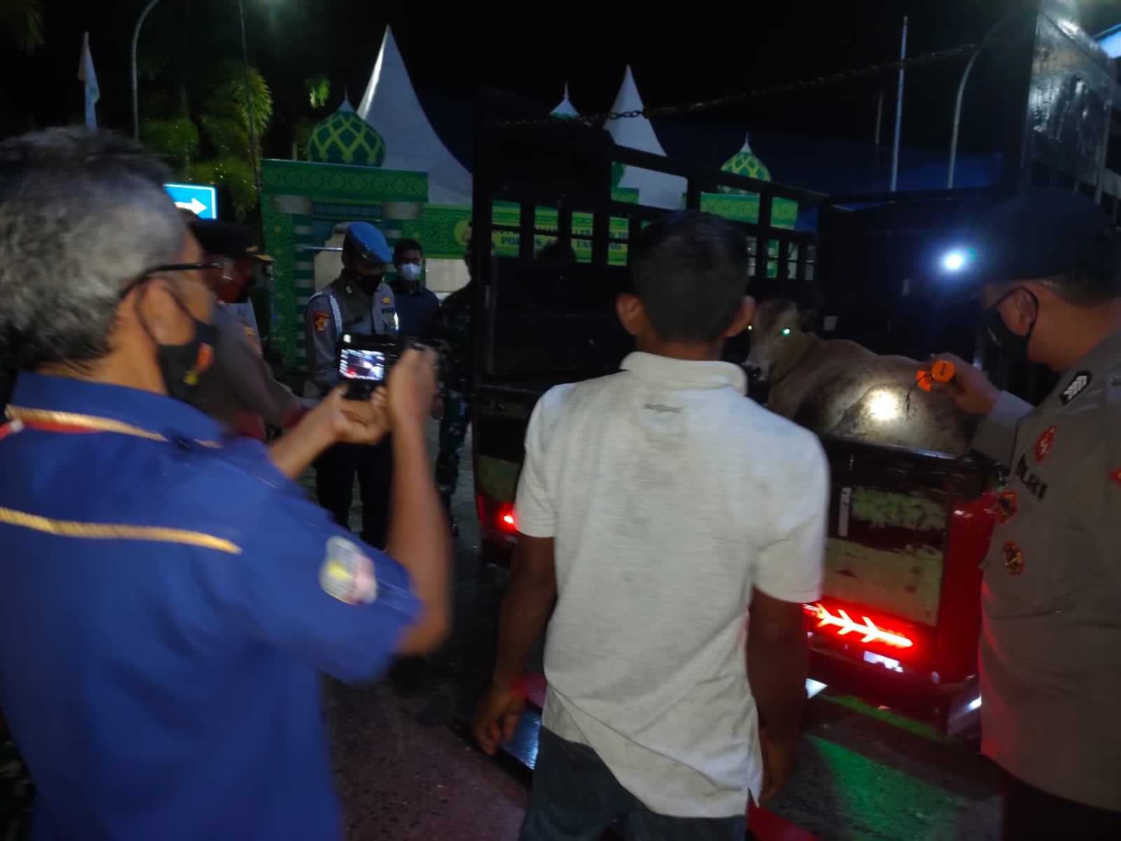 Cegah PMK, polisi periksa angkutan hewan di perbatasan Cegah PMK, polisi periksa angkutan hewan di perbatasan