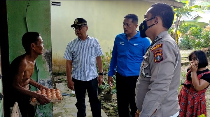 Kasat Lantas Polres Langkat bantu warga kurang mampu di Karang Gading Kasat Lantas Polres Langkat bantu warga kurang mampu di Karang Gading