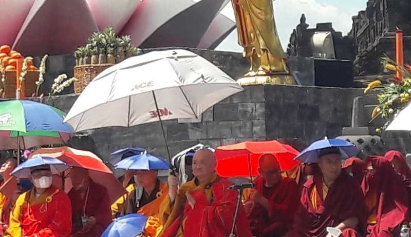 Umat Buddha lakukan detik-detik Waisak di pelataran Candi Borobudur