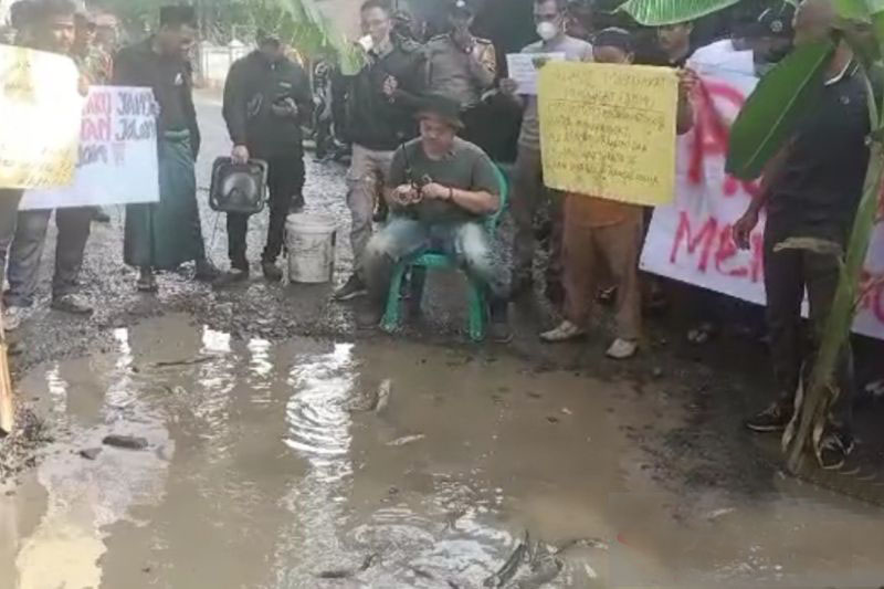 Warga Bogor gelar aksi mancing ikan di jalan rusak