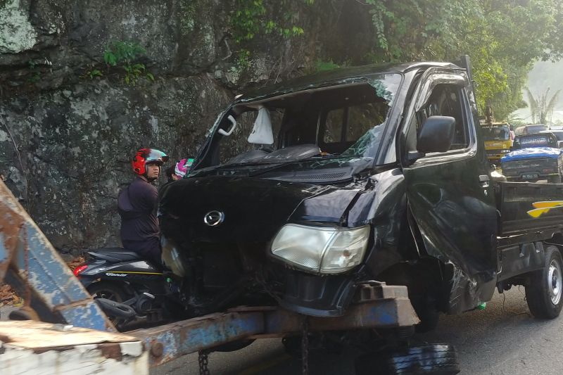 Mobil pikap terjun ke laut usai alami kecelakan Mobil pikap terjun ke laut usai alami kecelakan