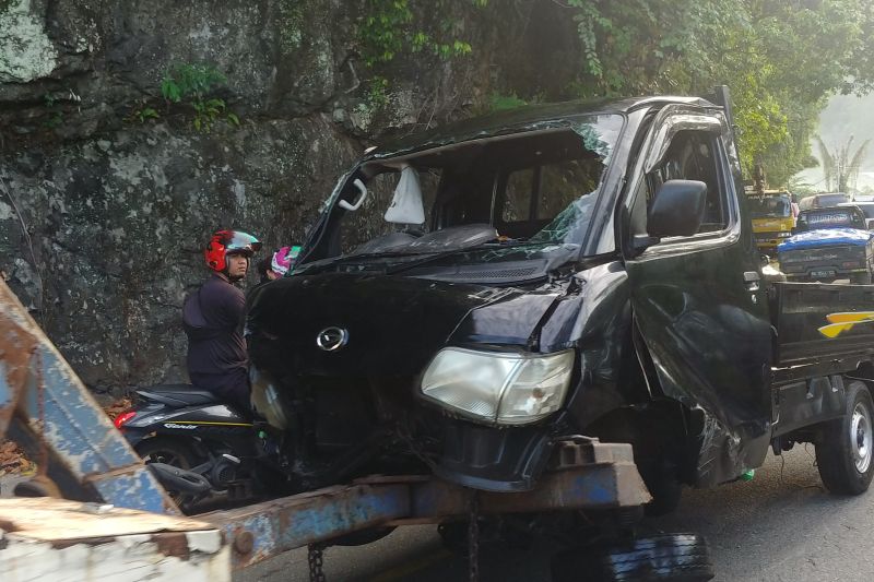 Mobil pikap terjun ke laut usai alami kecelakan