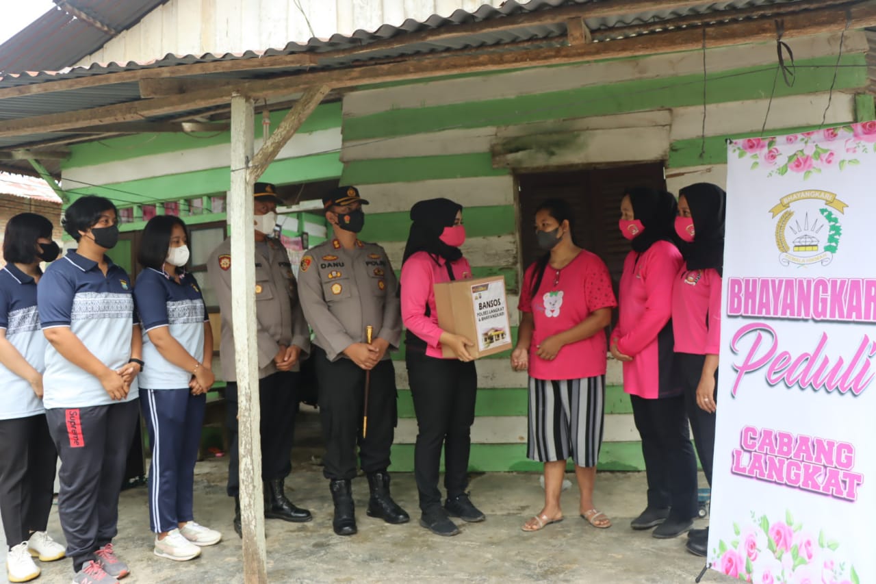 Kapolres Langkat salurkan bansos kepada korban angin kencang 