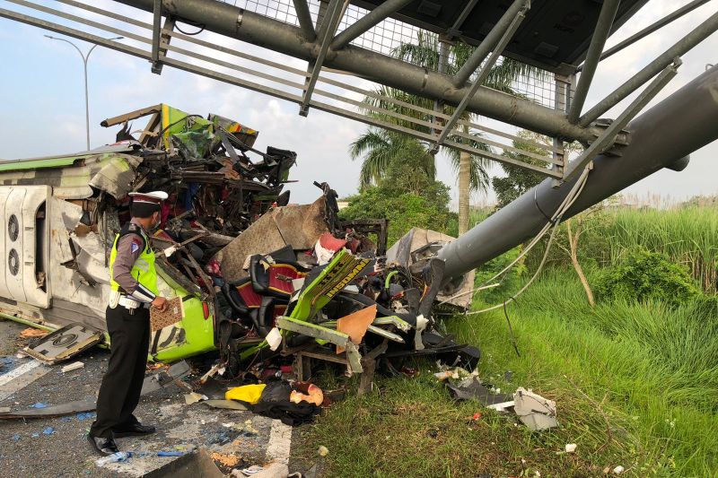 Polisi sebut kecelakaan bus akibat pengemudi mengantuk