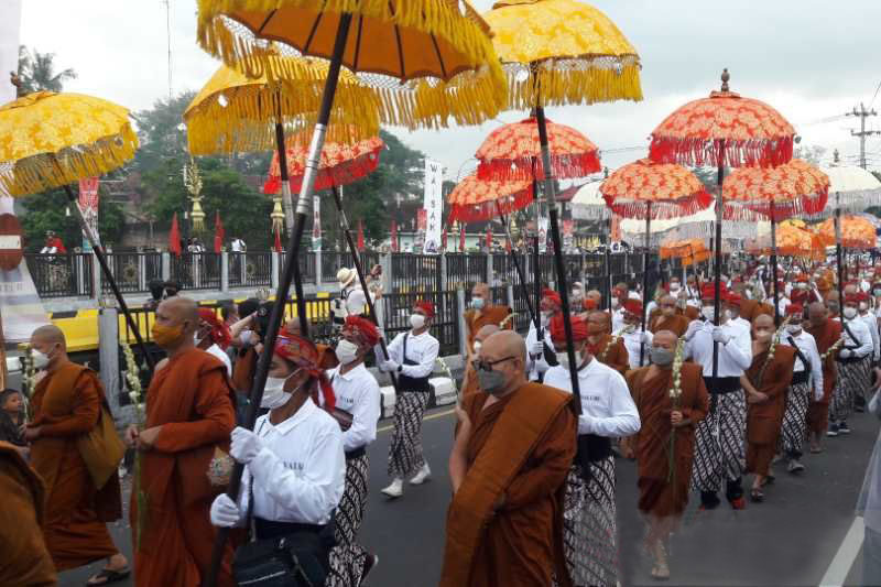 Ribuan penganut Buddha ikut arak-arakan dari Candi Mendut ke Borobudur