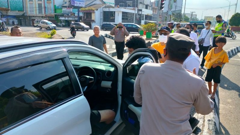 Seorang pria ditemukan meninggal saat kemudikan mobil di Palembang