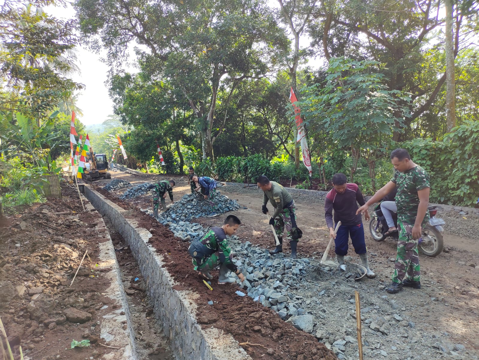 TMMD ke-113 bangun jalan sepanjang 430 meter di Purwakarta TMMD ke-113 bangun jalan sepanjang 430 meter di Purwakarta