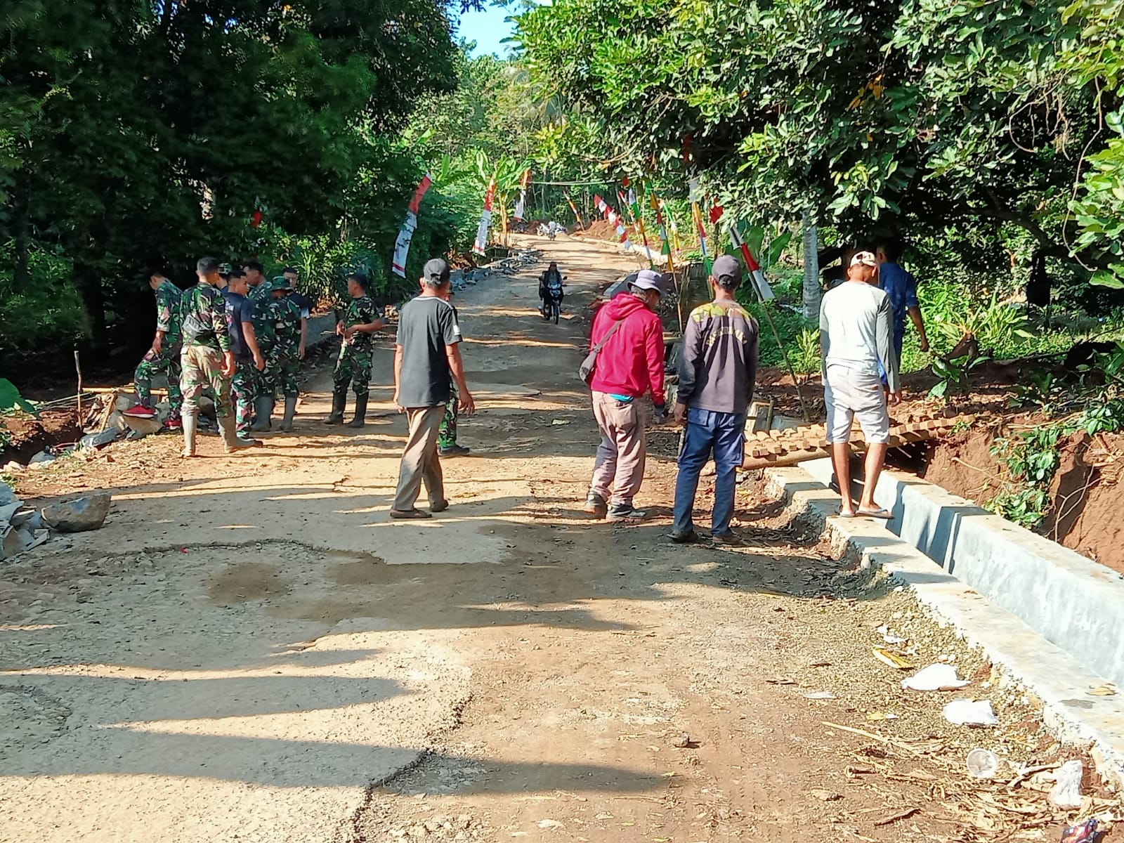 TMMD ke-113, TNI bangun jalan penghubung dua desa di Purwakarta sepanjang 430 meter TMMD ke-113, TNI bangun jalan penghubung dua desa di Purwakarta sepanjang 430 meter