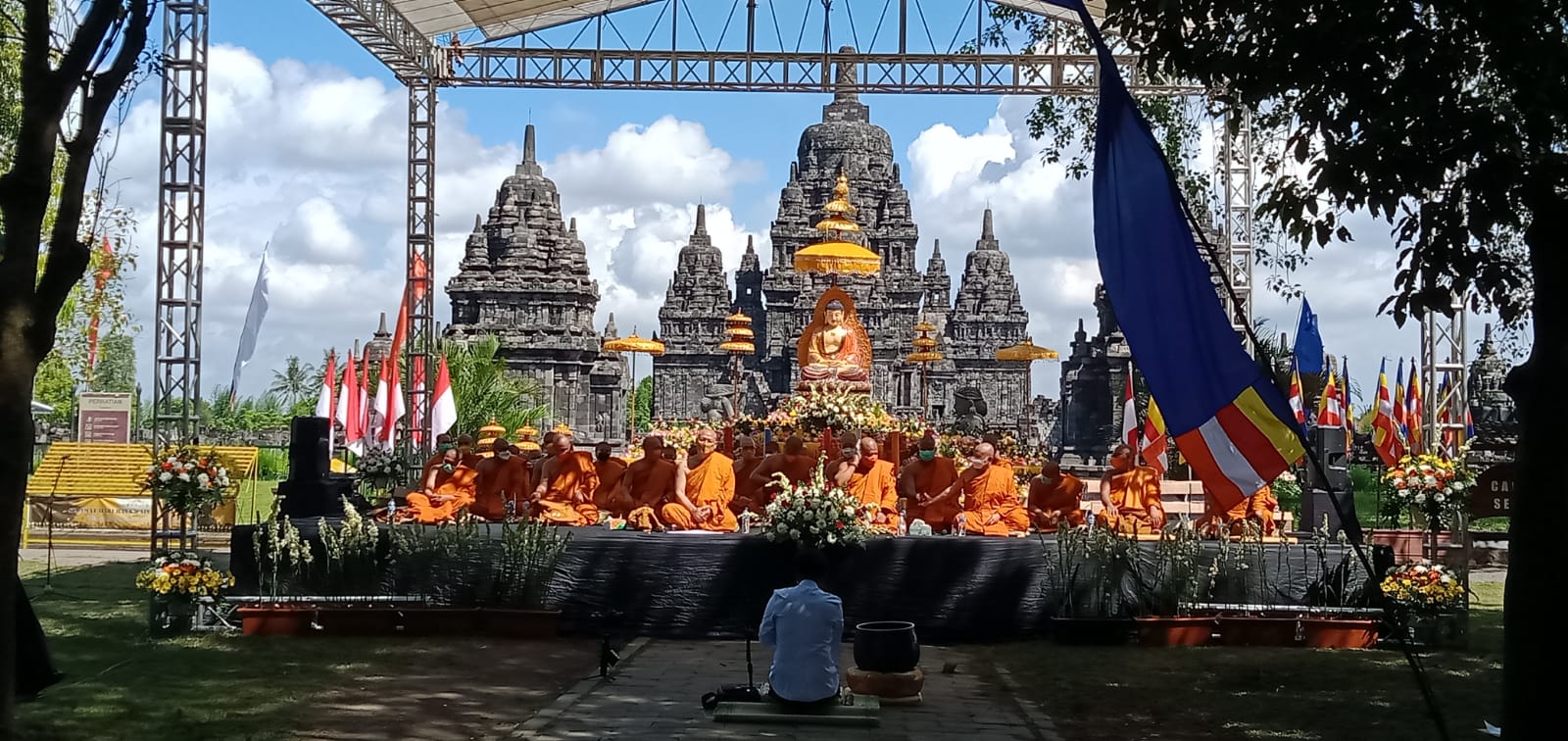 Ratusan umat Budha ikuti ritual menyambut Waisak 2566 BE di pelataran Candi Sewu