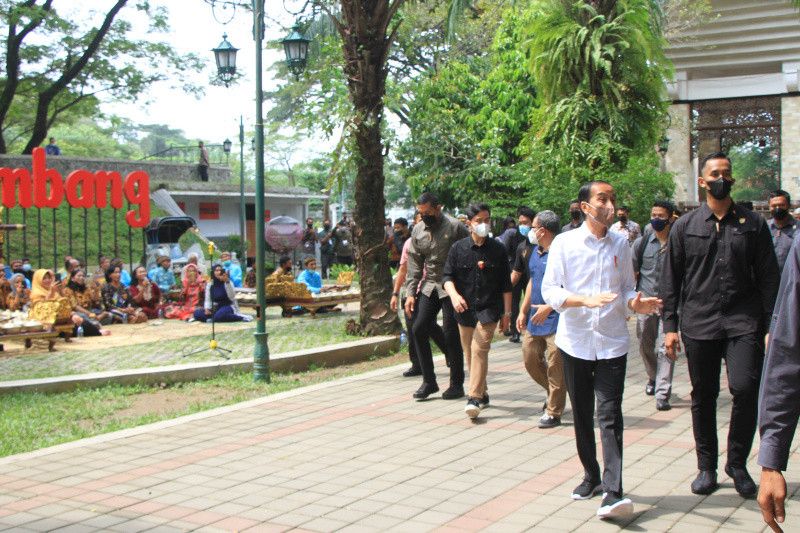 Jokowi sempatkan kunjungi Taman Balekambang saat pulang Solo