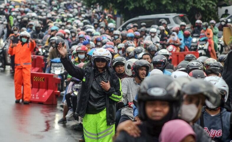 Polisi kembali buka jalur ke arah Puncak Polisi kembali buka jalur ke arah Puncak