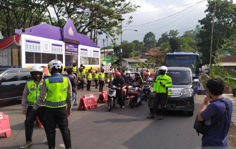 Polisi tiga kali buka-tutup jalan di Nagreg karena satu arah pada H+5