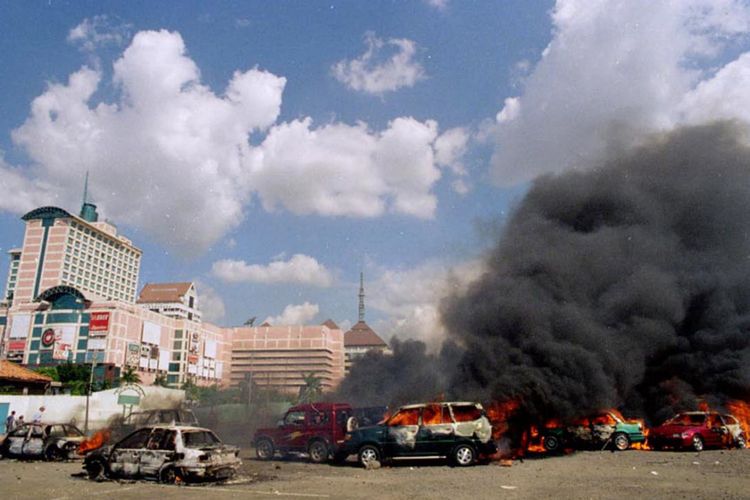 13 Mei 1998: Kerusuhan menjalar hingga Jakarta 13 Mei 1998: Kerusuhan menjalar hingga Jakarta