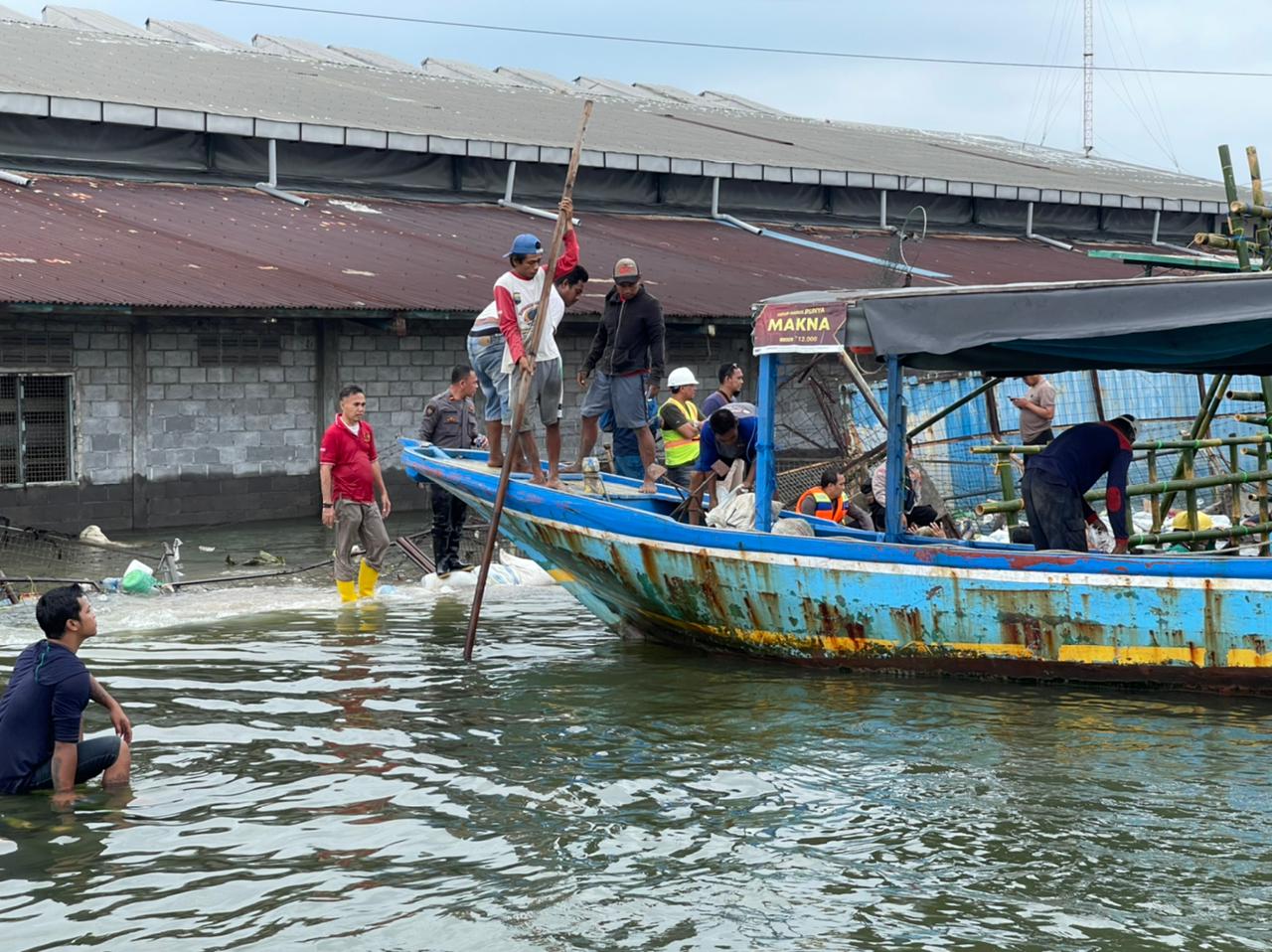 Pelindo siapkan 3.600 sand bag untuk perbaiki tanggul jebol milik Lamicitra Pelindo siapkan 3.600 sand bag untuk perbaiki tanggul jebol milik Lamicitra