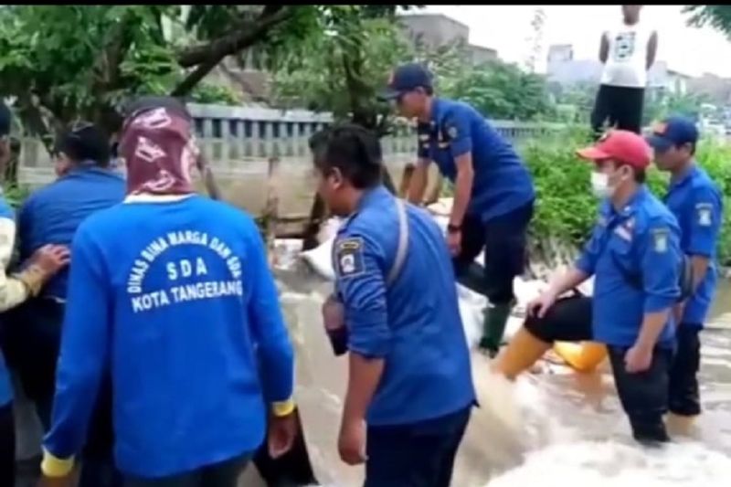 Dua turap di Periuk Tangerang jebol akibatkan banjir di pemukiman Dua turap di Periuk Tangerang jebol akibatkan banjir di pemukiman