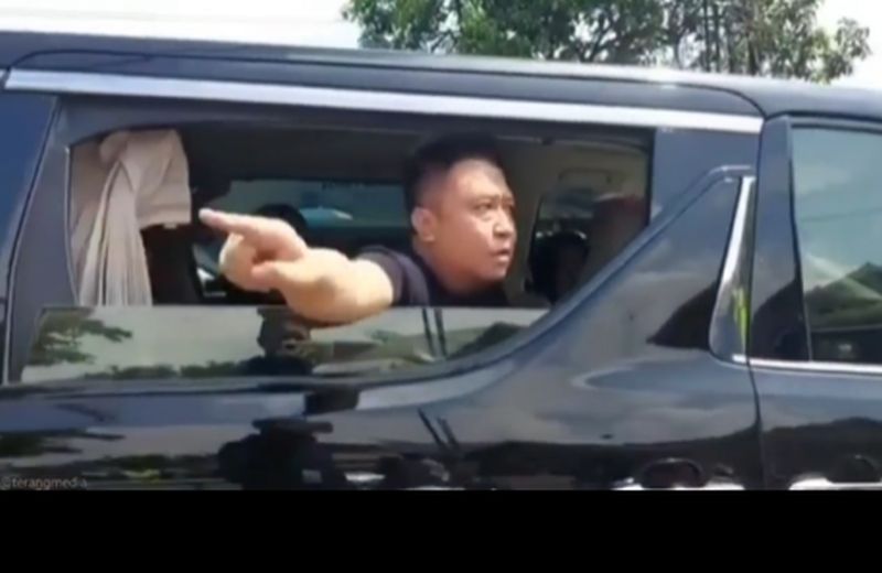 Viral pengguna mobil mewah berkata kasar pada polisi Viral pengguna mobil mewah berkata kasar pada polisi