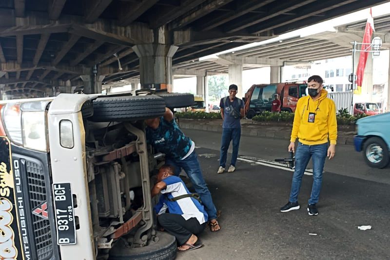 Truk pengangkut ikan terguling di Jatinegara Truk pengangkut ikan terguling di Jatinegara