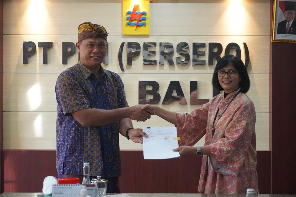 Kantor PLN di Bali diterangi listrik PLTS atap