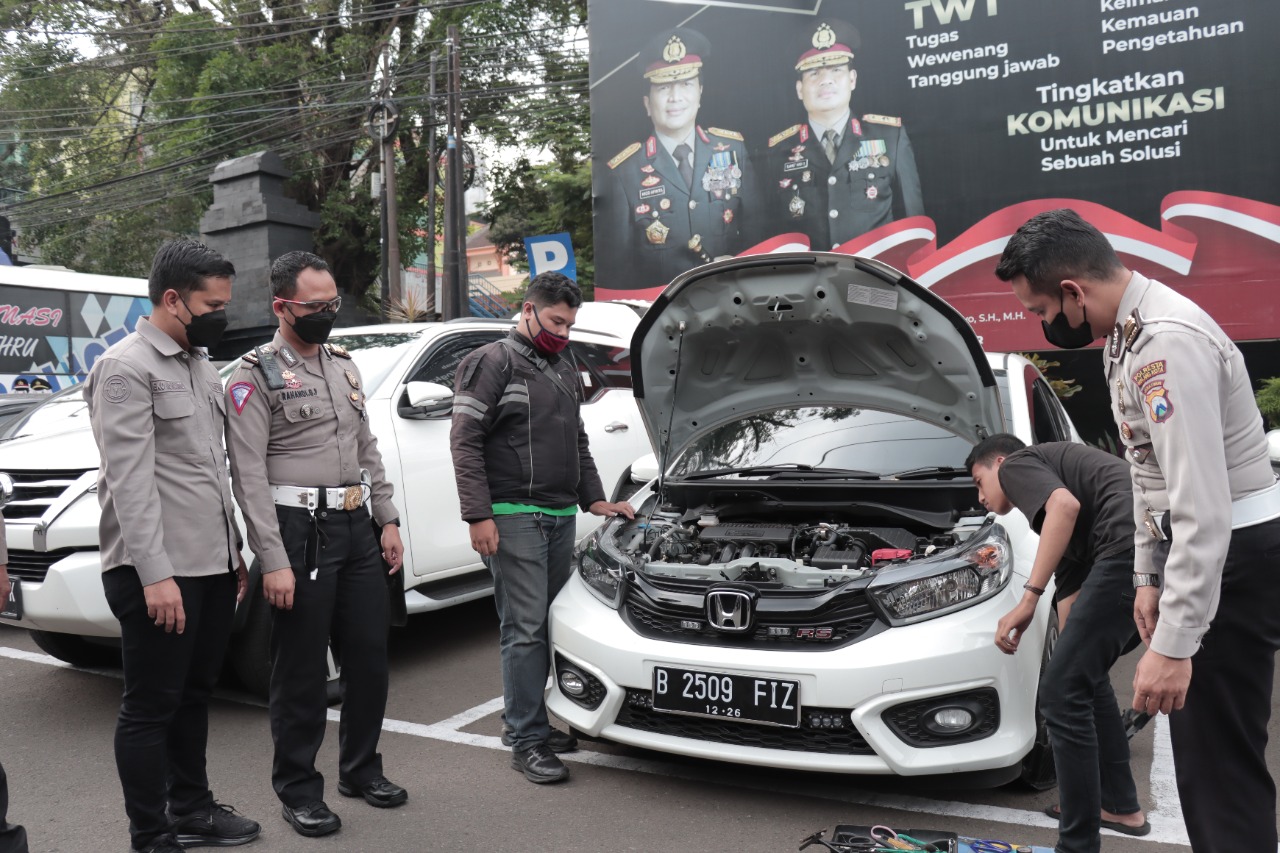 Viral di medsos, pengemudi mobil gunakan strobo dan sirine minta maaf Viral di medsos, pengemudi mobil gunakan strobo dan sirine minta maaf
