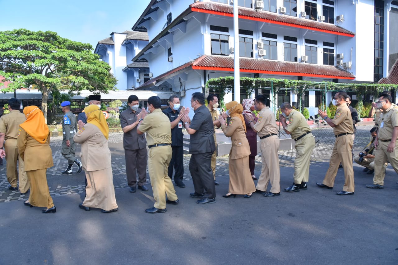 Aturan masker longgar, kantor pemerintahan dan sekolah masih diawasi  