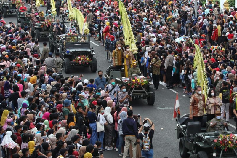 Belasan mobil hias meriahkan Surabaya Vaganza 2022 Belasan mobil hias meriahkan Surabaya Vaganza 2022