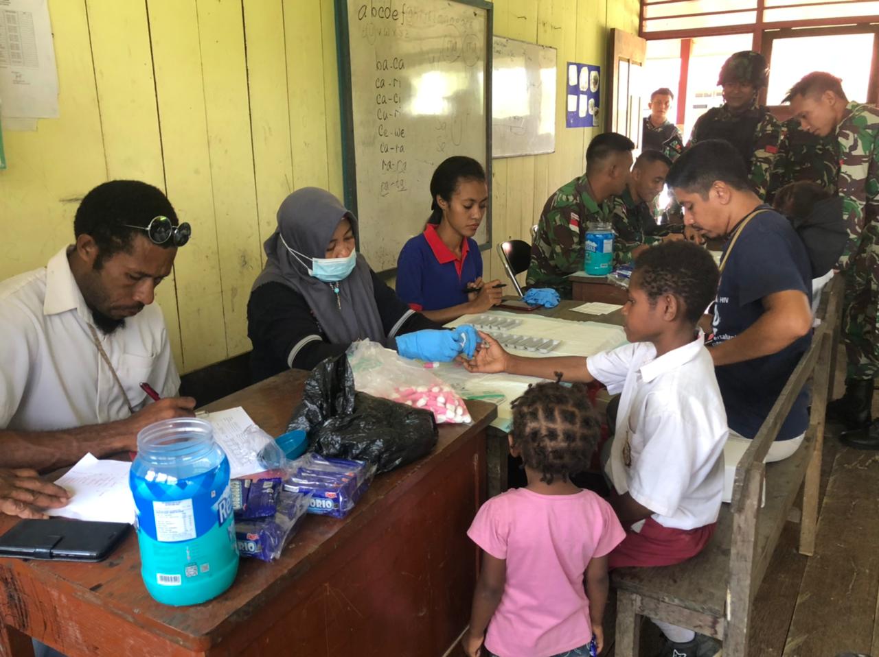 Satgas Yonif 126/KC dan Kemenkes beri layanan kesehatan warga Papua Satgas Yonif 126/KC dan Kemenkes beri layanan kesehatan warga Papua