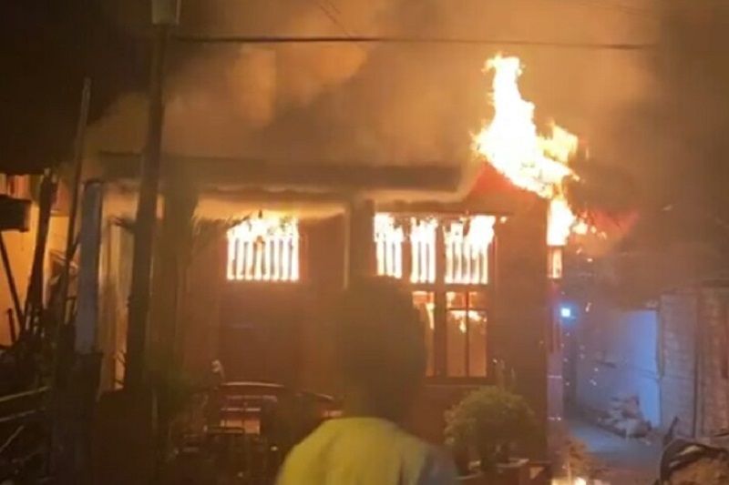 Satu rumah terbakar akibat arus pendek di Pulau Ambon Satu rumah terbakar akibat arus pendek di Pulau Ambon