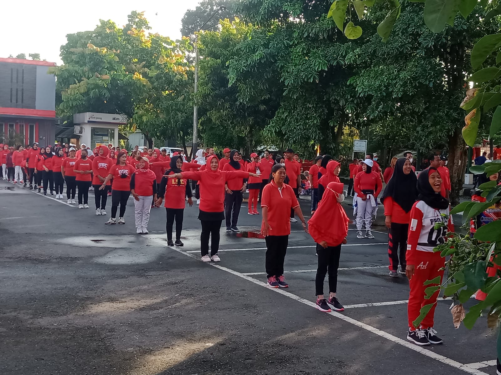Pemerintah longgarkan kebijakan pemakaian masker, PDIP gelar senam bersama 