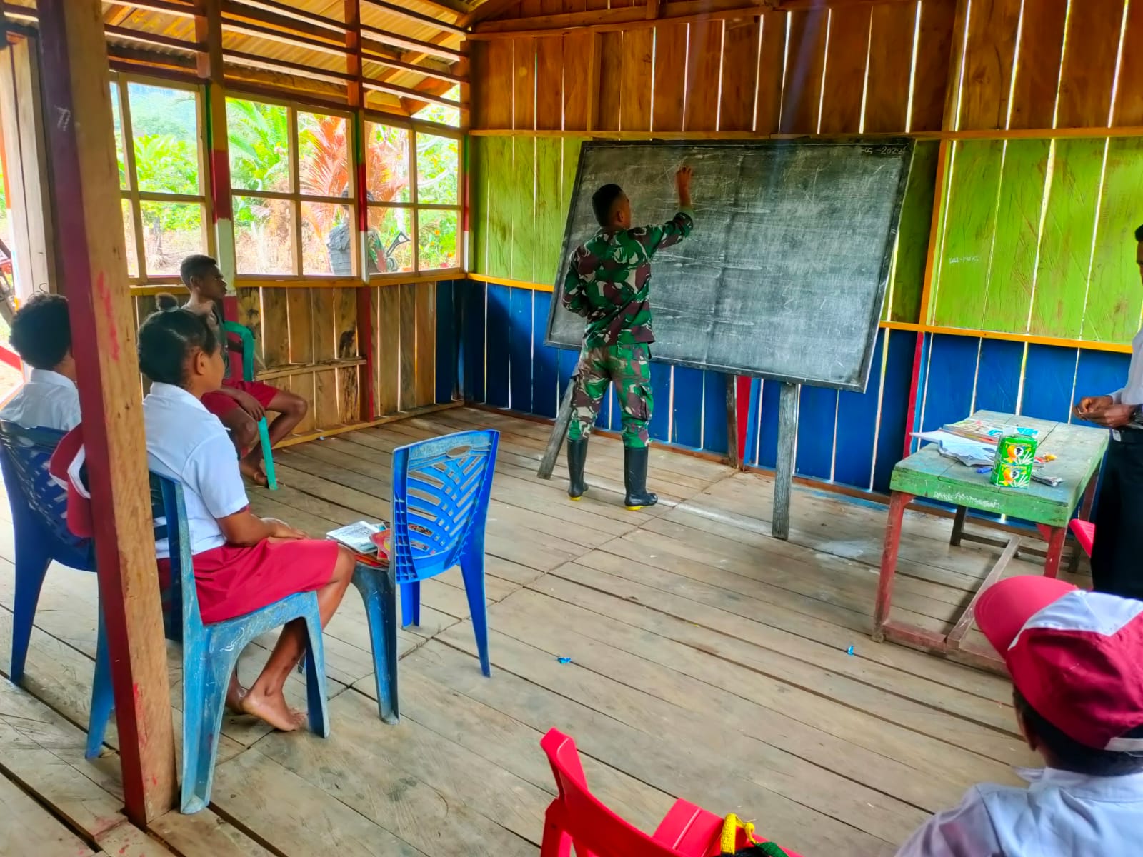 Satgas Yonif 126/KC bangun karakter anak-anak di perbatasan Papua Satgas Yonif 126/KC bangun karakter anak-anak di perbatasan Papua