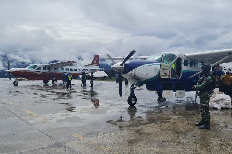 KKB tembak pesawat Asian One saat hendak mendarat di bandara Aminggaru KKB tembak pesawat Asian One saat hendak mendarat di bandara Aminggaru