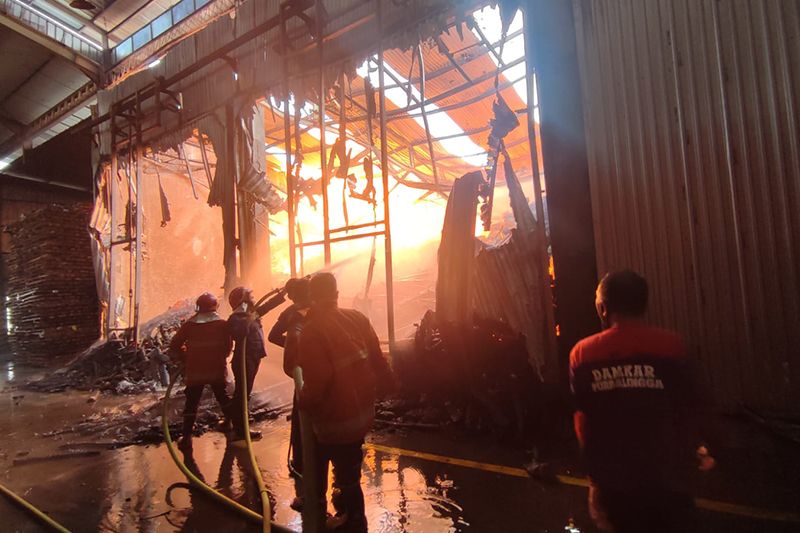 Polisi selidiki sebab kebakaran pabrik pengolahan kayu di Purbalingga Polisi selidiki sebab kebakaran pabrik pengolahan kayu di Purbalingga