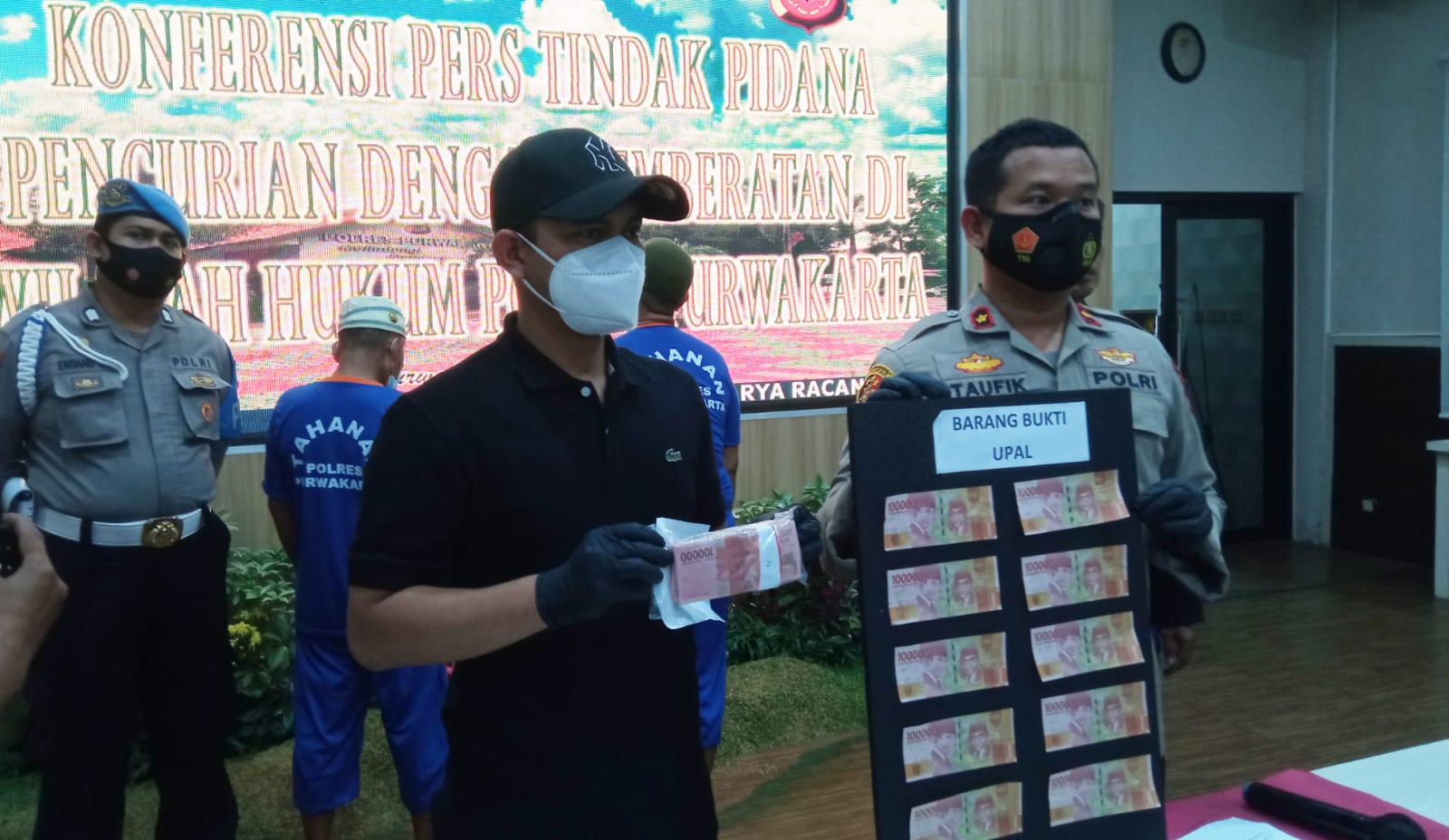 Gunakan uang palsu untuk transaksi perbankan, dua pria di Purwakarta diamankan petugas Gunakan uang palsu untuk transaksi perbankan, dua pria di Purwakarta diamankan petugas