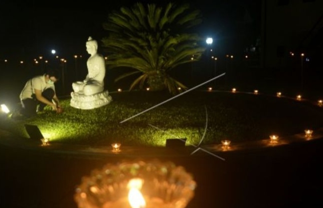 Umat Buddha doa bersama di Benteng Rotterdam