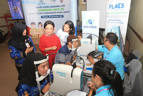 JEC gelar pemeriksaan mata gratis bagi 100 guru aktif dan purnabakti SMAN 4 Jakarta JEC gelar pemeriksaan mata gratis bagi 100 guru aktif dan purnabakti SMAN 4 Jakarta