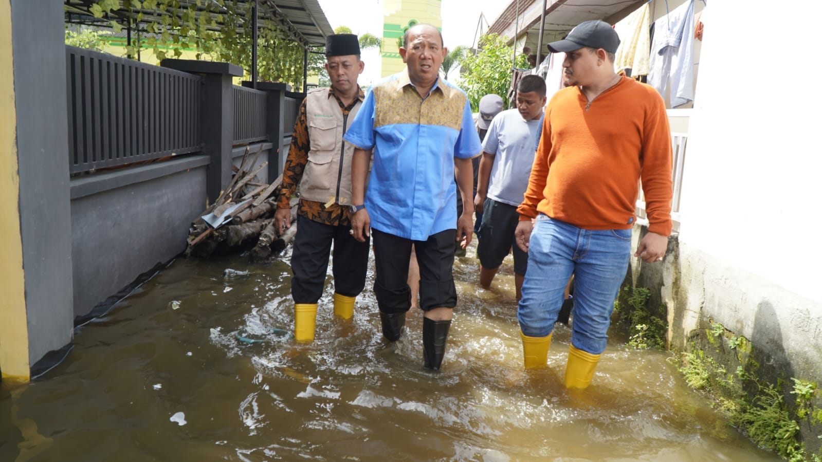 Plt Bupati Langkat kunjungi korban banjir di Tanjung Pura Plt Bupati Langkat kunjungi korban banjir di Tanjung Pura