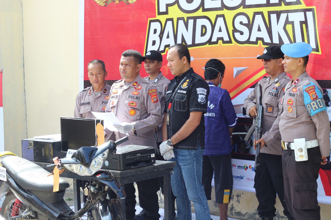 Polisi amankan pengutip retribusi sampah gunakan surat palsu di Lhokseumawe Polisi amankan pengutip retribusi sampah gunakan surat palsu di Lhokseumawe
