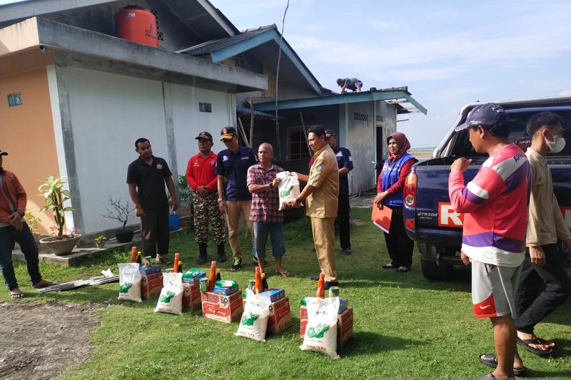 Puluhan rumah di Bintan diterjang angin puting beliung Puluhan rumah di Bintan diterjang angin puting beliung