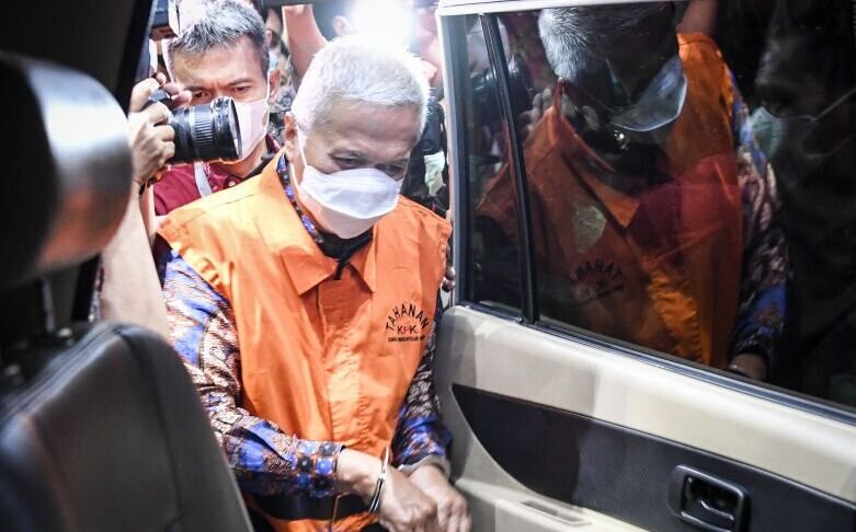 KPK geledah ruang hakim agung dan sekretaris MA KPK geledah ruang hakim agung dan sekretaris MA