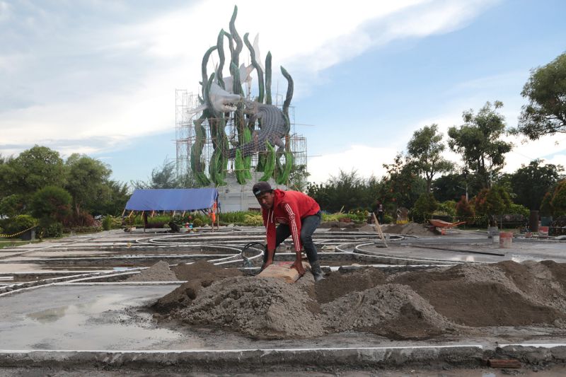 Taman Suroboyo dilengkapi tempat bermain anak dan area berkuda Taman Suroboyo dilengkapi tempat bermain anak dan area berkuda
