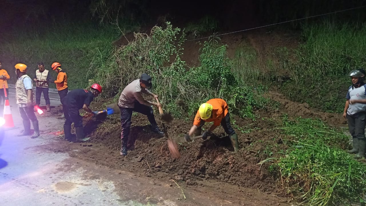 Polres Salatiga bersihkan tanah longsor di Jalur Lingkar Selatan Salatiga Polres Salatiga bersihkan tanah longsor di Jalur Lingkar Selatan Salatiga