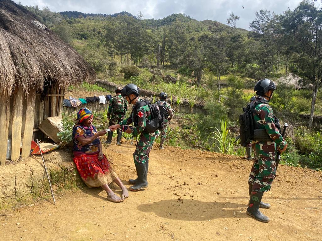 Satgas Yonif Mekanis 203/AK keliling kampung berikan layanan kesehatan Satgas Yonif Mekanis 203/AK keliling kampung berikan layanan kesehatan