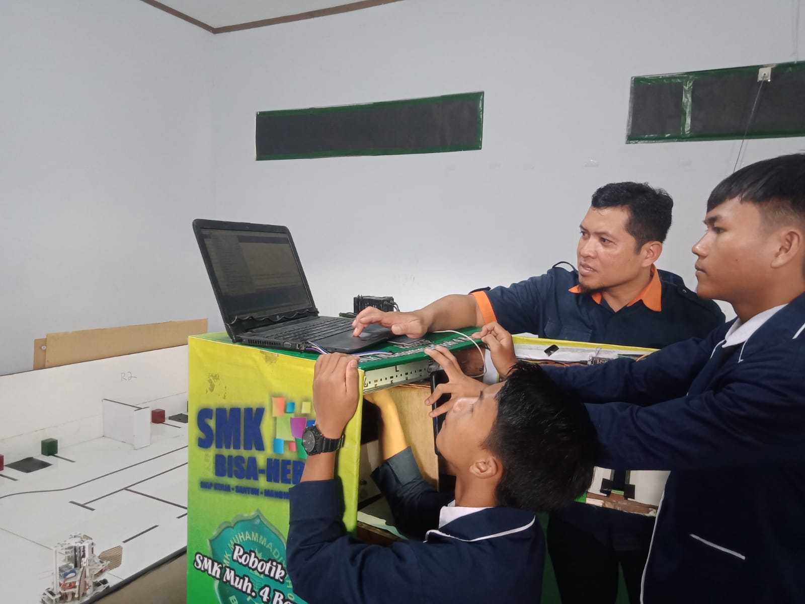 Alat pembuang sampah ala mesin ATM, keluarkan saldo untuk jajan siswa Alat pembuang sampah ala mesin ATM, keluarkan saldo untuk jajan siswa