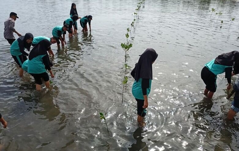 500 siswa di Parigi dilibatkan penanaman bakau rangkaian Harkanas 500 siswa di Parigi dilibatkan penanaman bakau rangkaian Harkanas