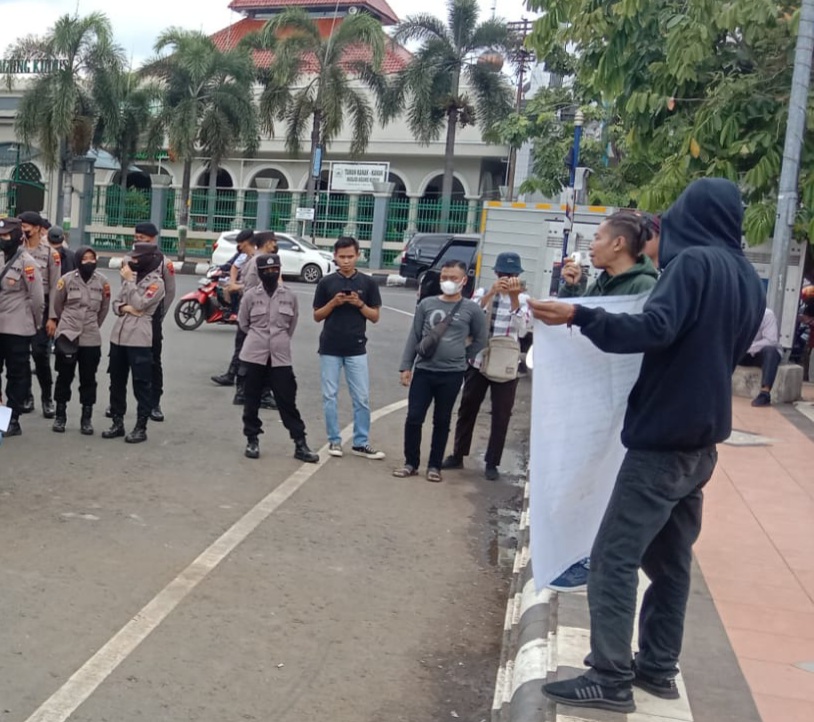 Tiga warga Kudus demo tuntut bupati copot oknum pejabat diduga selingkuh Tiga warga Kudus demo tuntut bupati copot oknum pejabat diduga selingkuh
