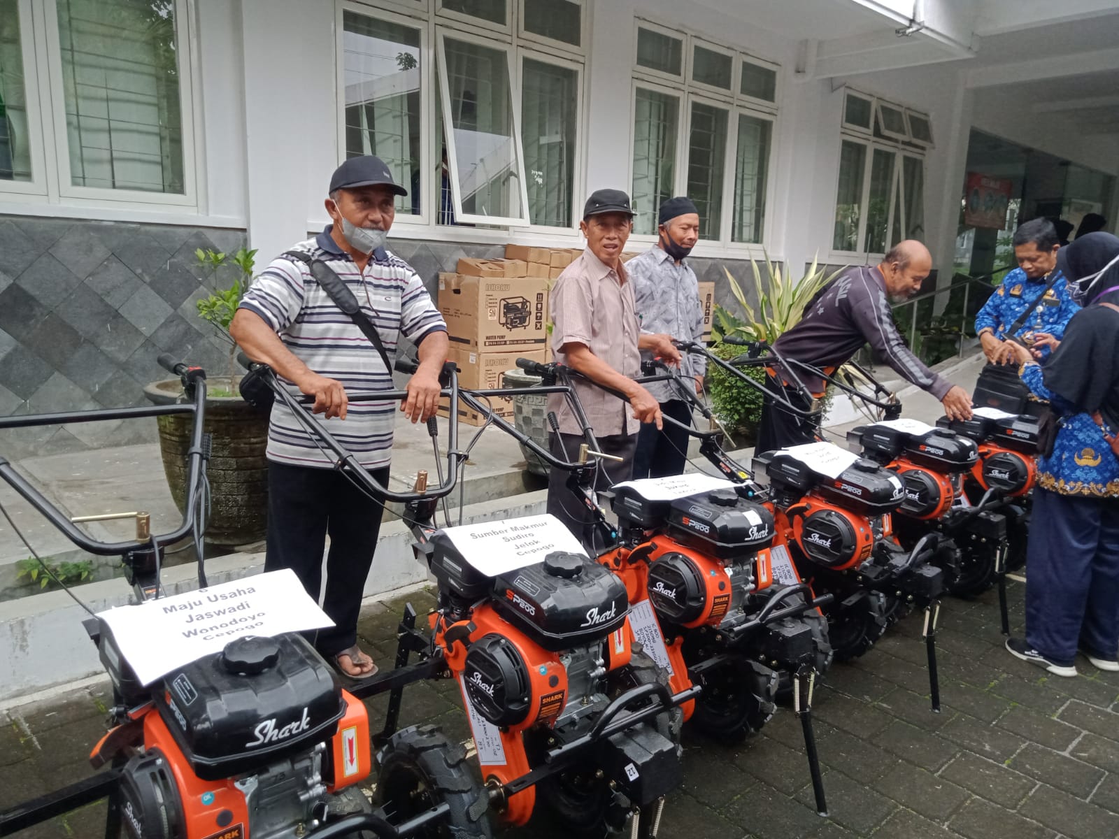Petani tembakau Boyolali terima bantuan alsintan Petani tembakau Boyolali terima bantuan alsintan
