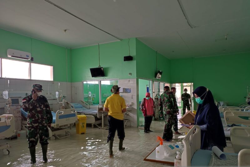 86 Pasien RSUD Abdul AZIS Singkawang di pindahkan akibat banjir 86 Pasien RSUD Abdul AZIS Singkawang di pindahkan akibat banjir
